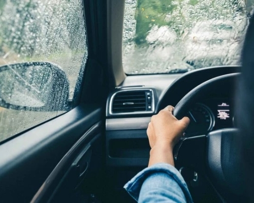 Kinh nghiệm và lưu ý cần biết khi lái xe mùa mưa
