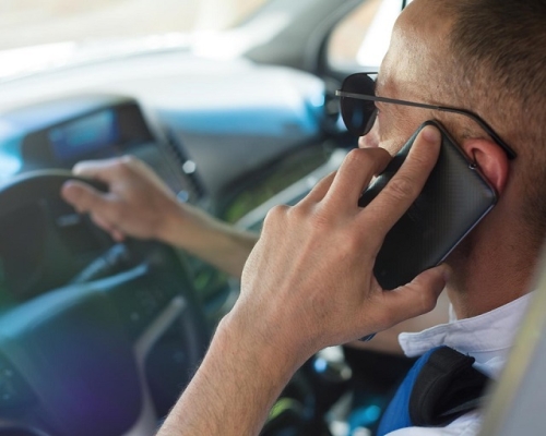 Lỗi nghe điện thoại khi lái xe ô tô bị xử lý thế nào, phạt bao nhiêu?
