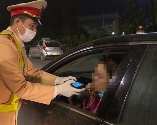Mức phạt nồng độ cồn bao nhiêu, có giam bằng lái không?