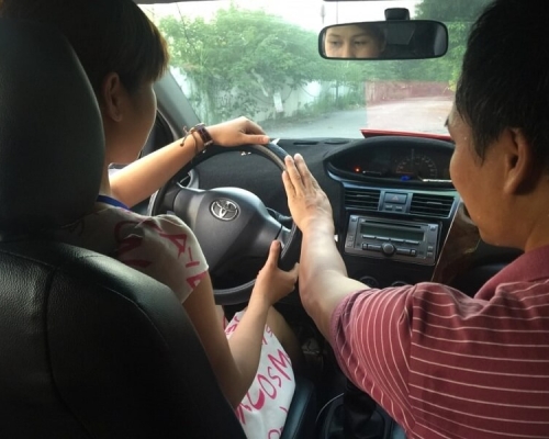 Thi bằng lái xe ô tô cần thủ tục gì, học phí bao nhiêu?