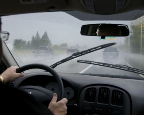 Tổng hợp những lưu ý khi thuê xe mùa mưa bão cần biết