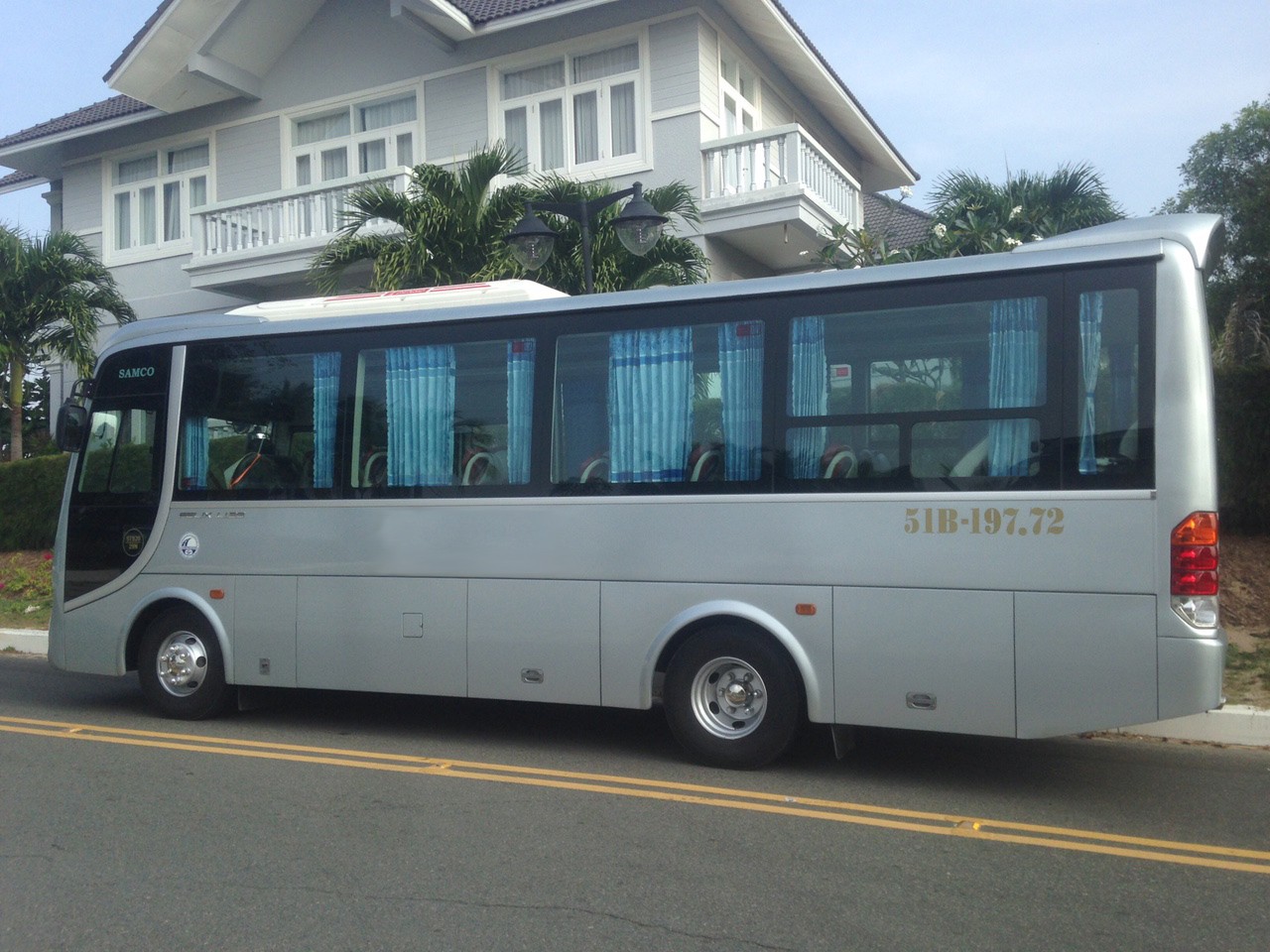 Cho thuê xe du lịch 29 chỗ tại TP.HCM uy tín với tài xế riêng