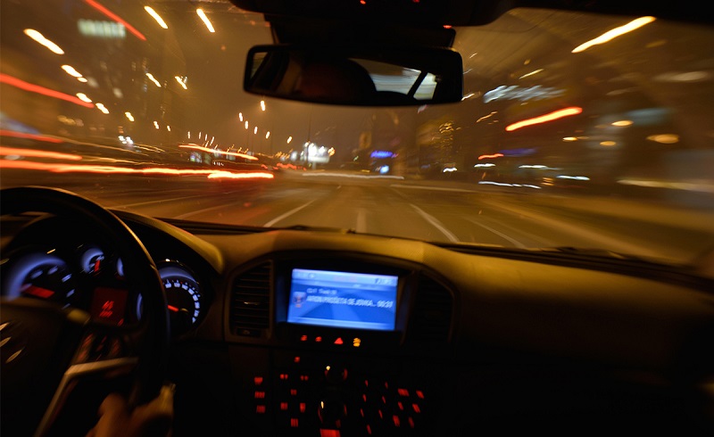 Bật đèn trong xe khi lái ban đêm
