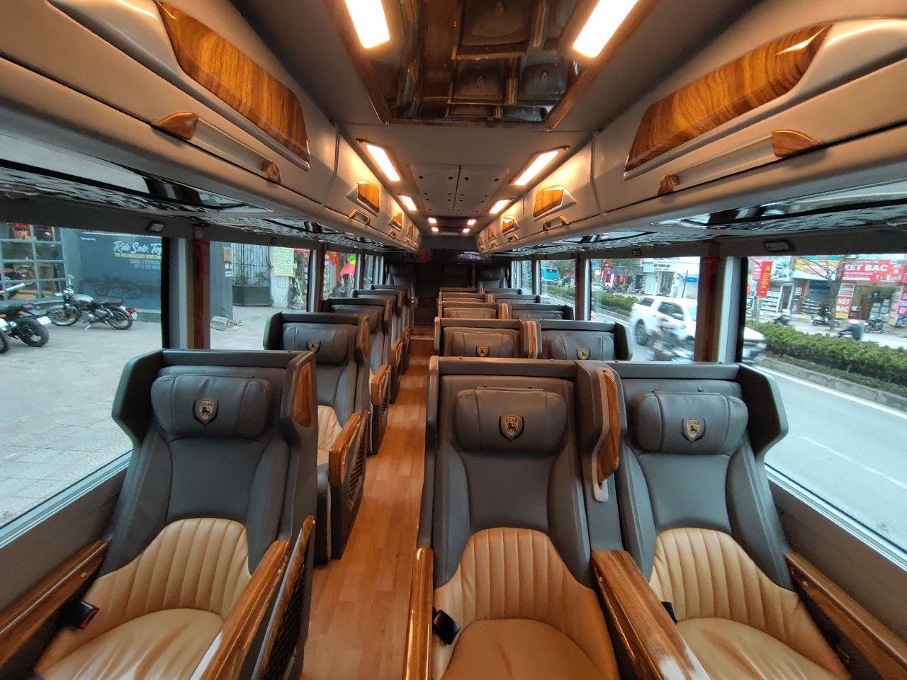 Cho thuê xe 18 chỗ cho đoàn đông, đặt trước dễ dàng