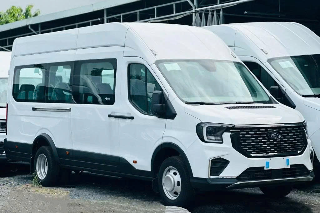 Cho thuê xe 18 chỗ phục vụ đoàn khách dài ngày