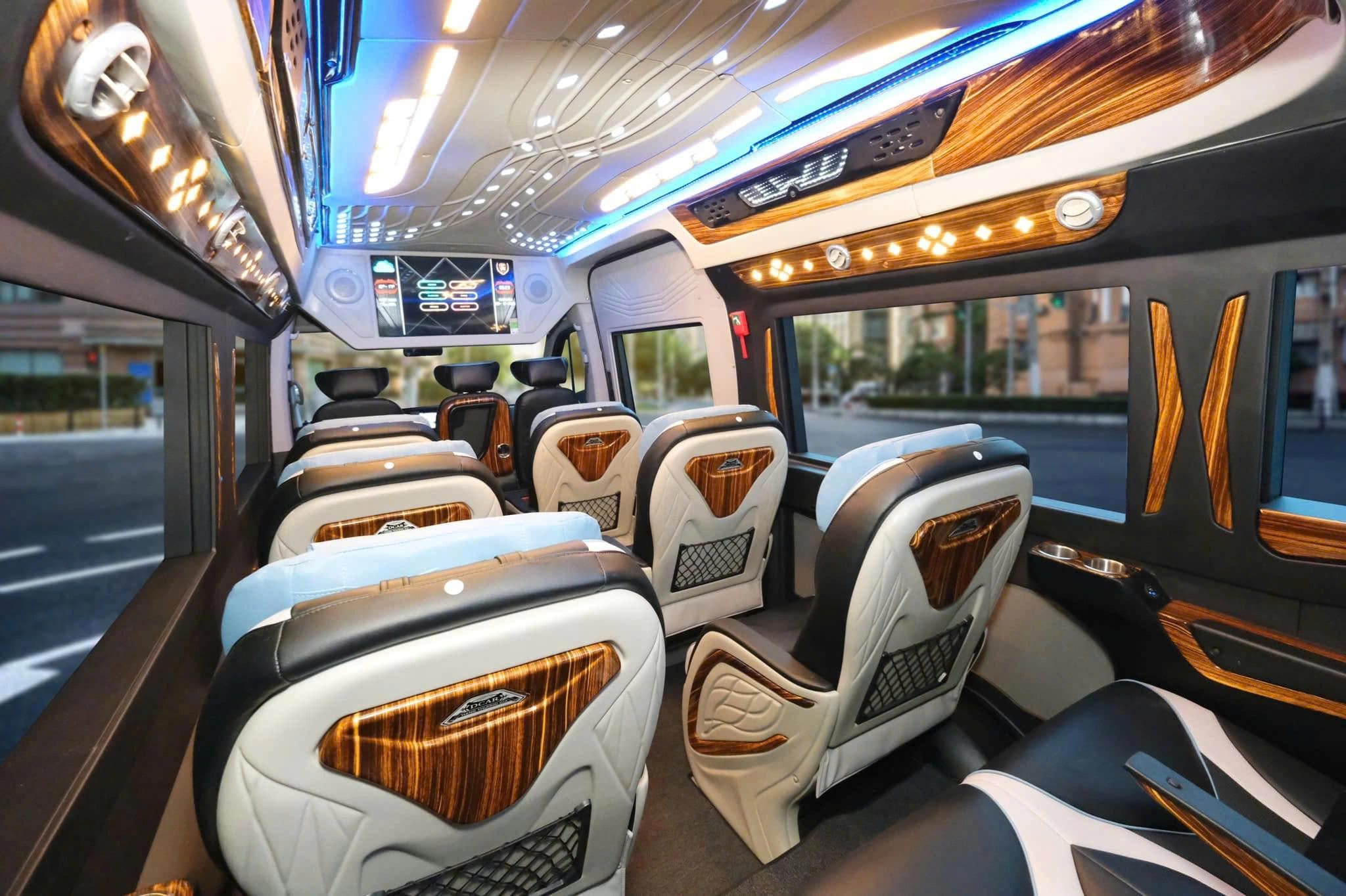 Cho thuê xe limousine đi sân bay, tour, hợp đồng dài ngày