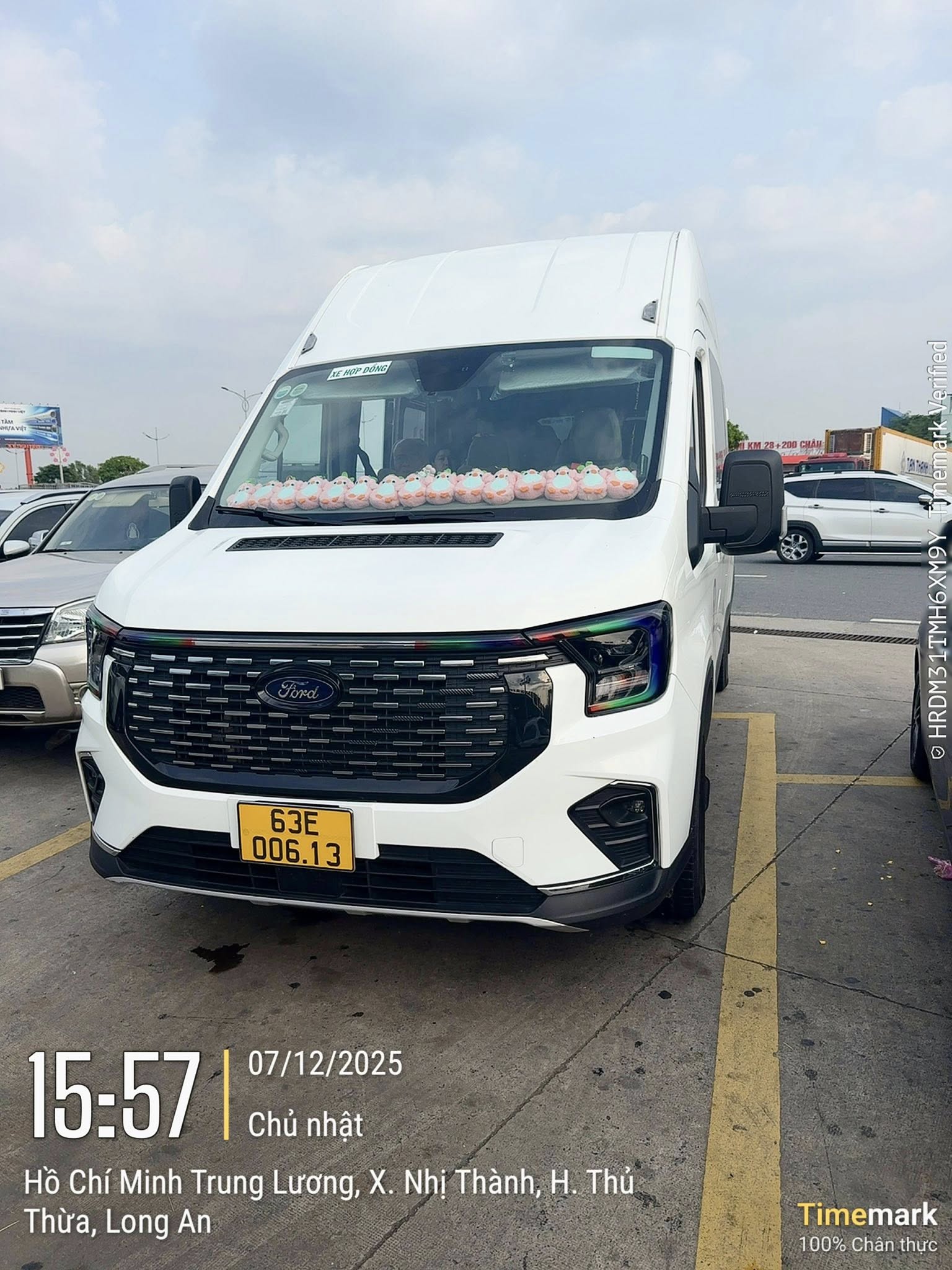 Mẫu xe Ford Transit đời mới phục vụ khách hàng cần dịch vụ cho thuê xe 16 chỗ Nha Trang tiện nghi