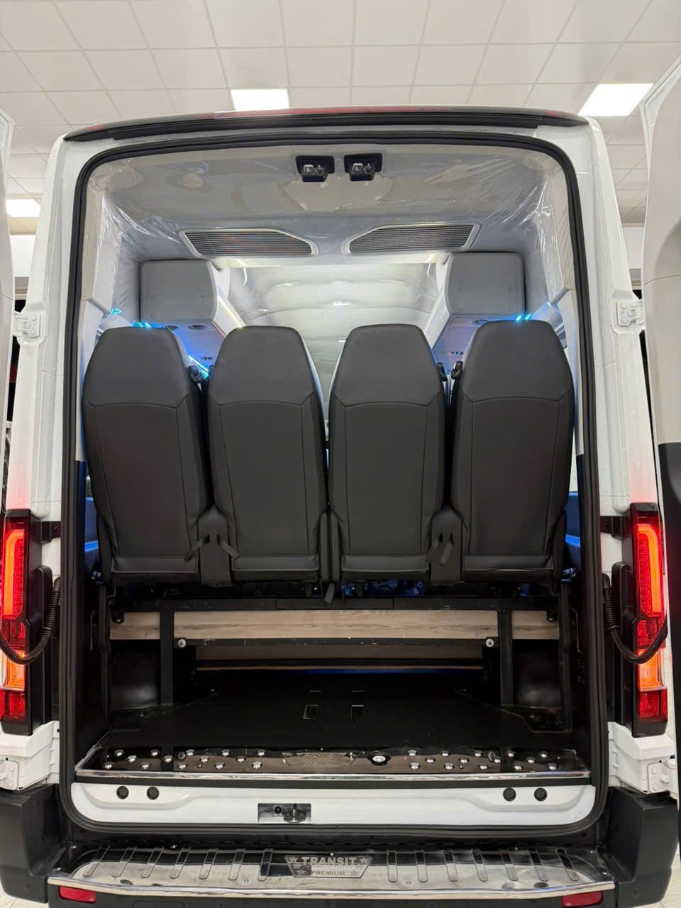 Nội thất của dịch vụ cho thuê xe 16 chỗ Nha Trang tiện nghi