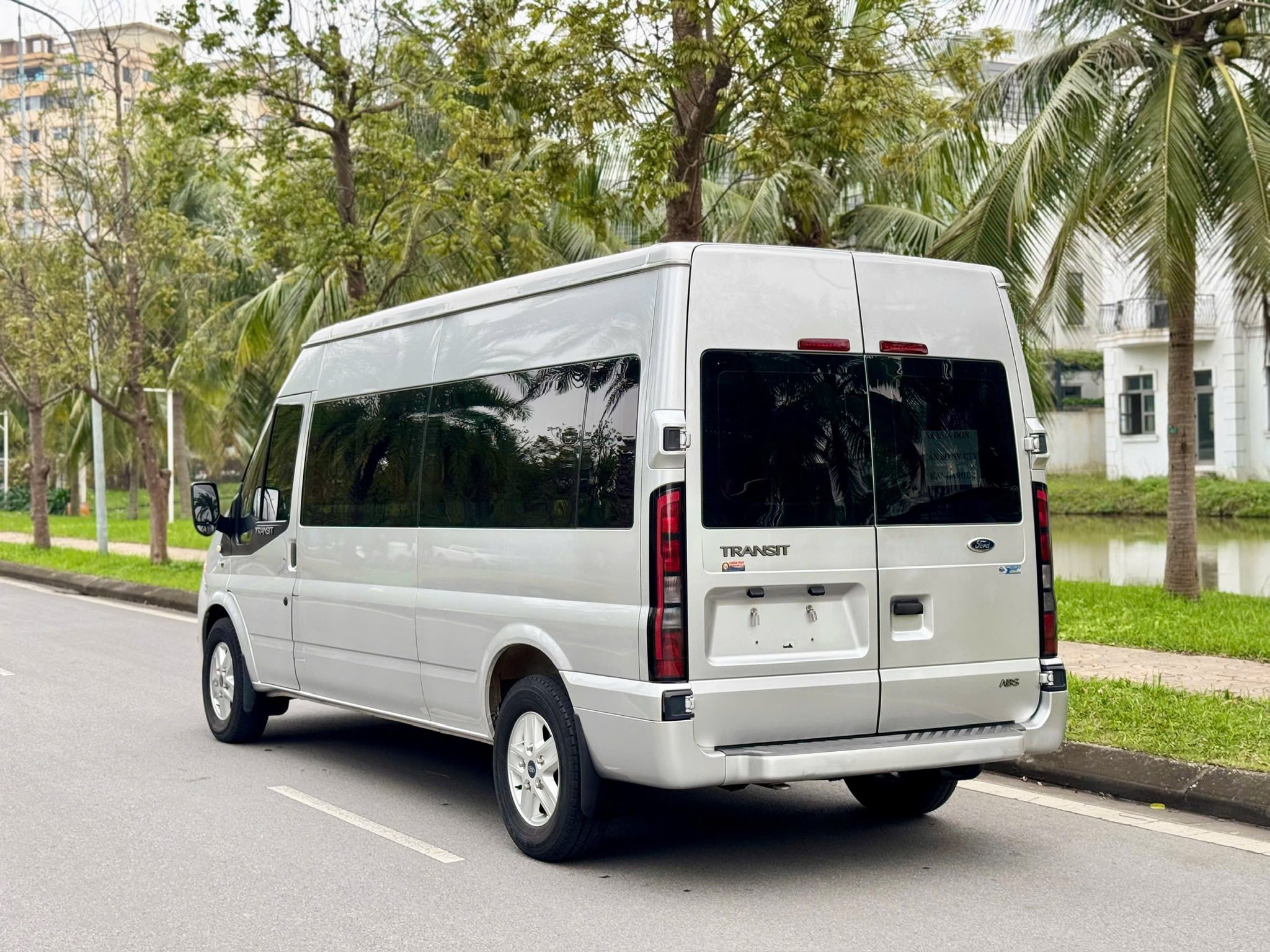 Nhu cầu tìm kiếm dịch vụ cho thuê xe 16 chỗ tại TP.HCM đi tour du lịch