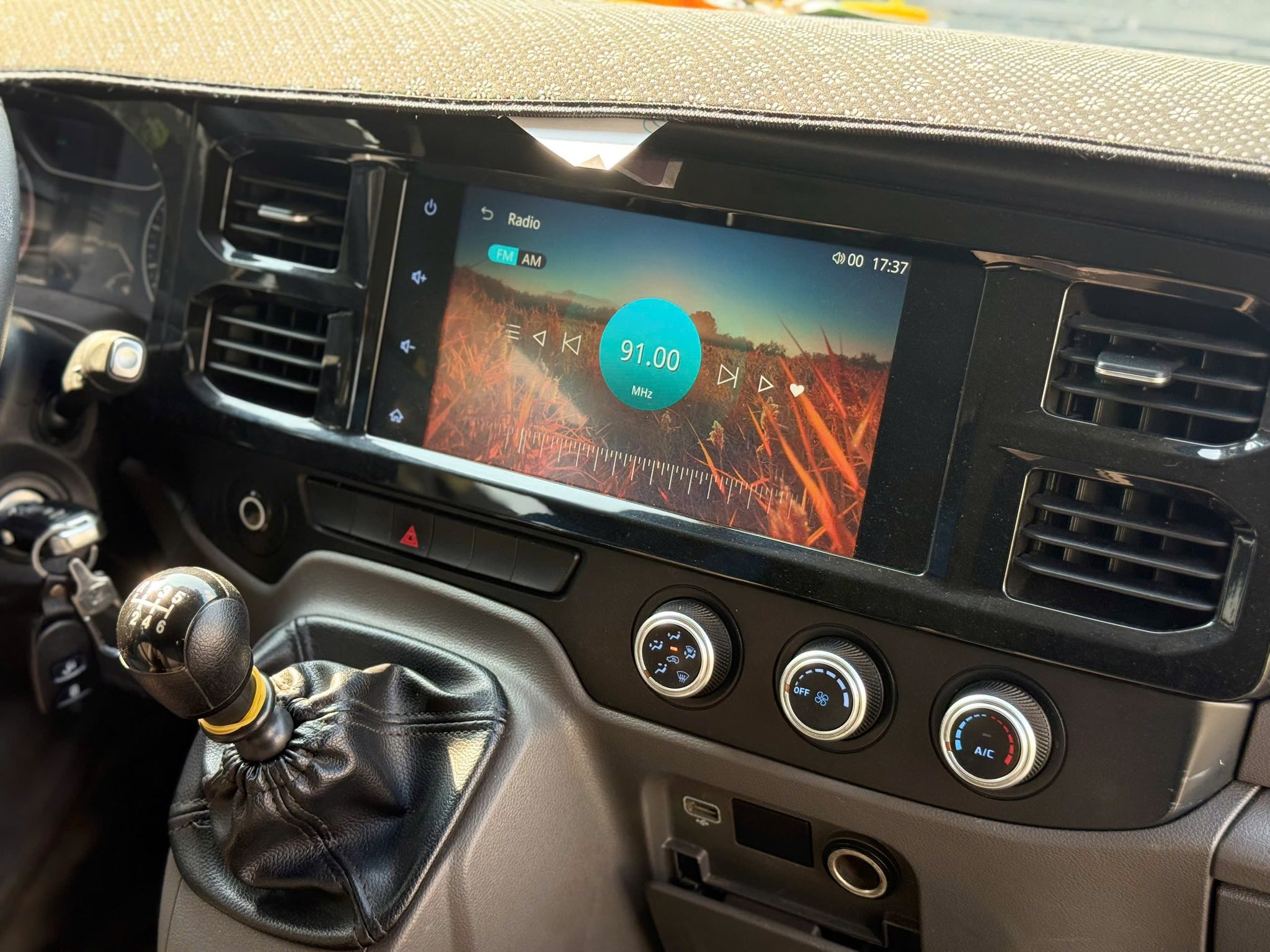 Thực trạng giá cả thị trường cho thuê xe 16 chỗ tại khu vực Sài Gòn