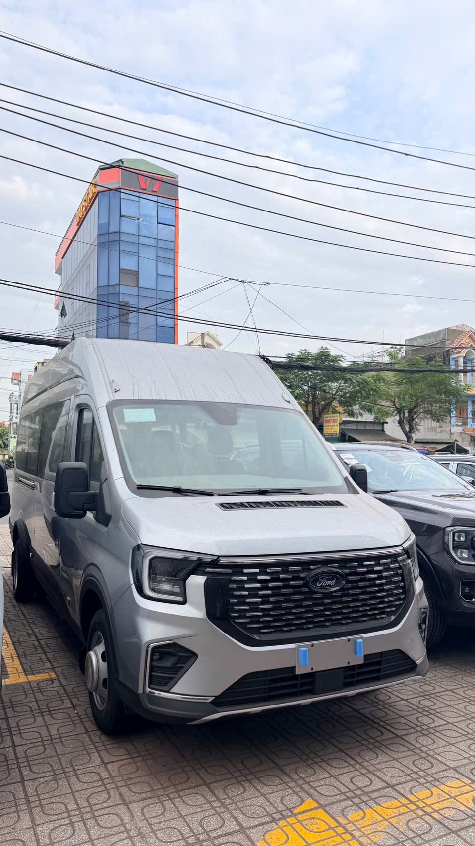 Xe 18 chỗ tham quan Bình Dương