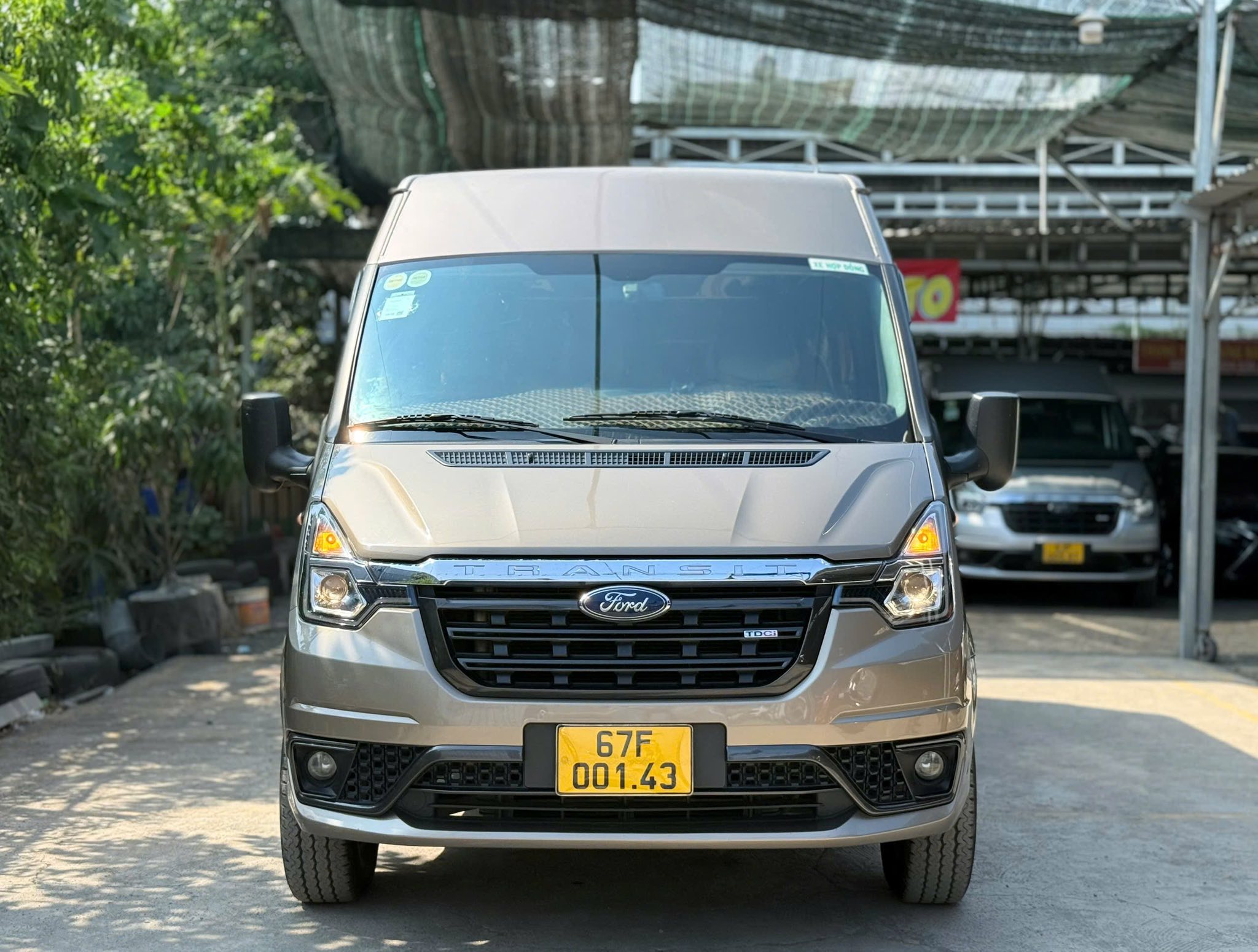 Thuê xe 18 chỗ có tài xế riêng cho tour công ty an toàn