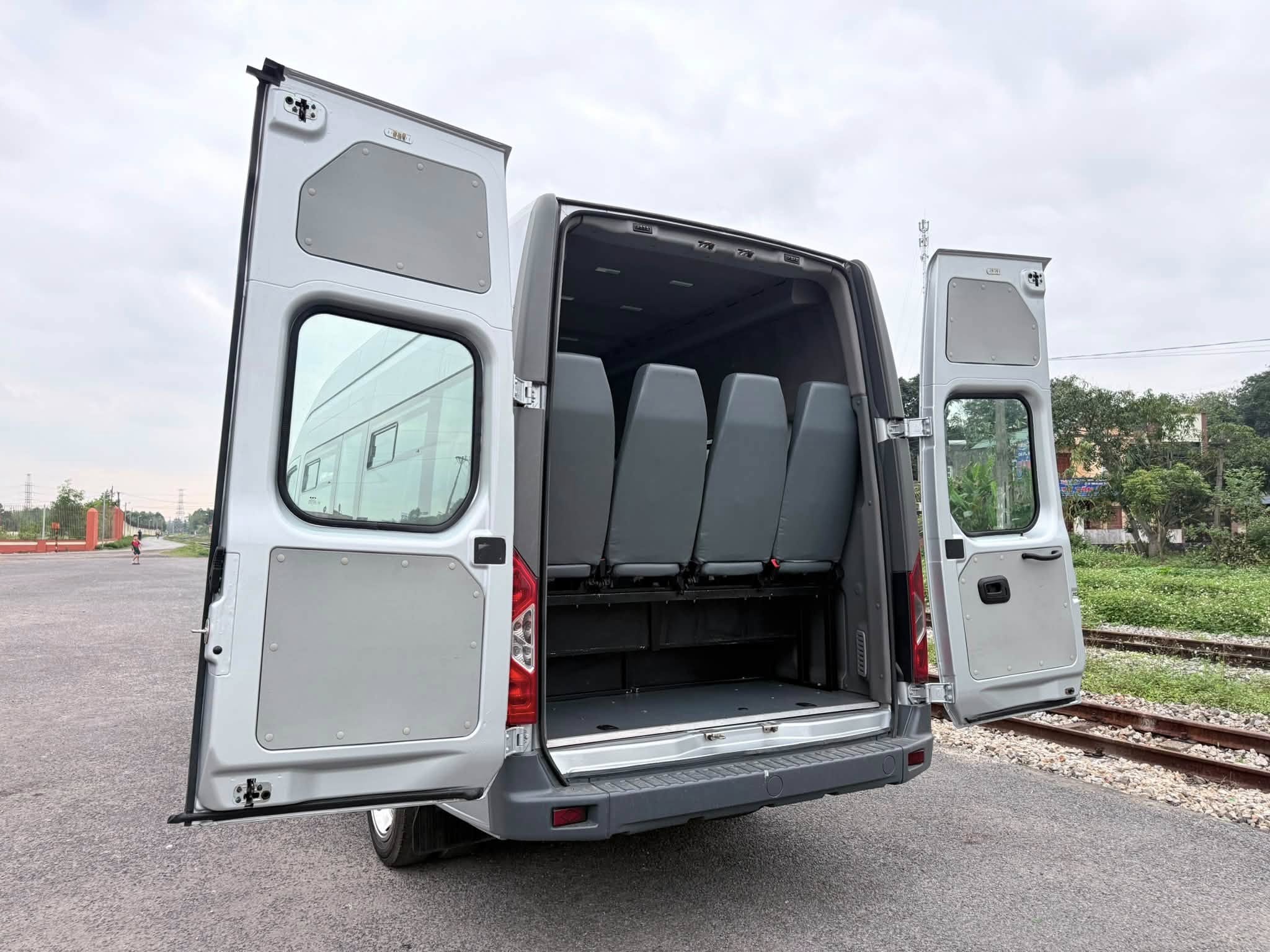 Vì Sao Các Đoàn Đông Luôn Ưu Tiên Thuê Xe 18 Chỗ Trọn Gói?