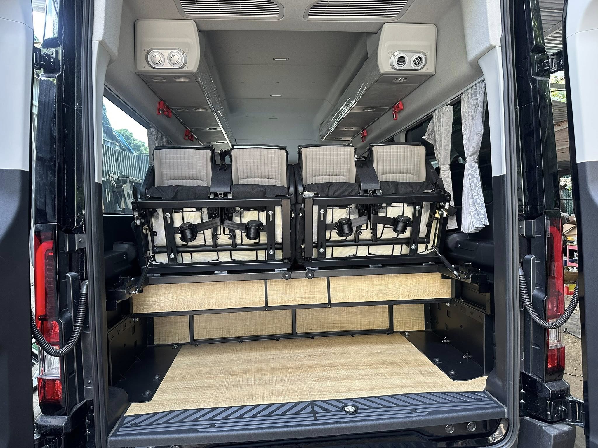 Vì Sao Nên Thuê Xe 18 Chỗ Tại TP.HCM Cho Các Chuyến Đi Tour?