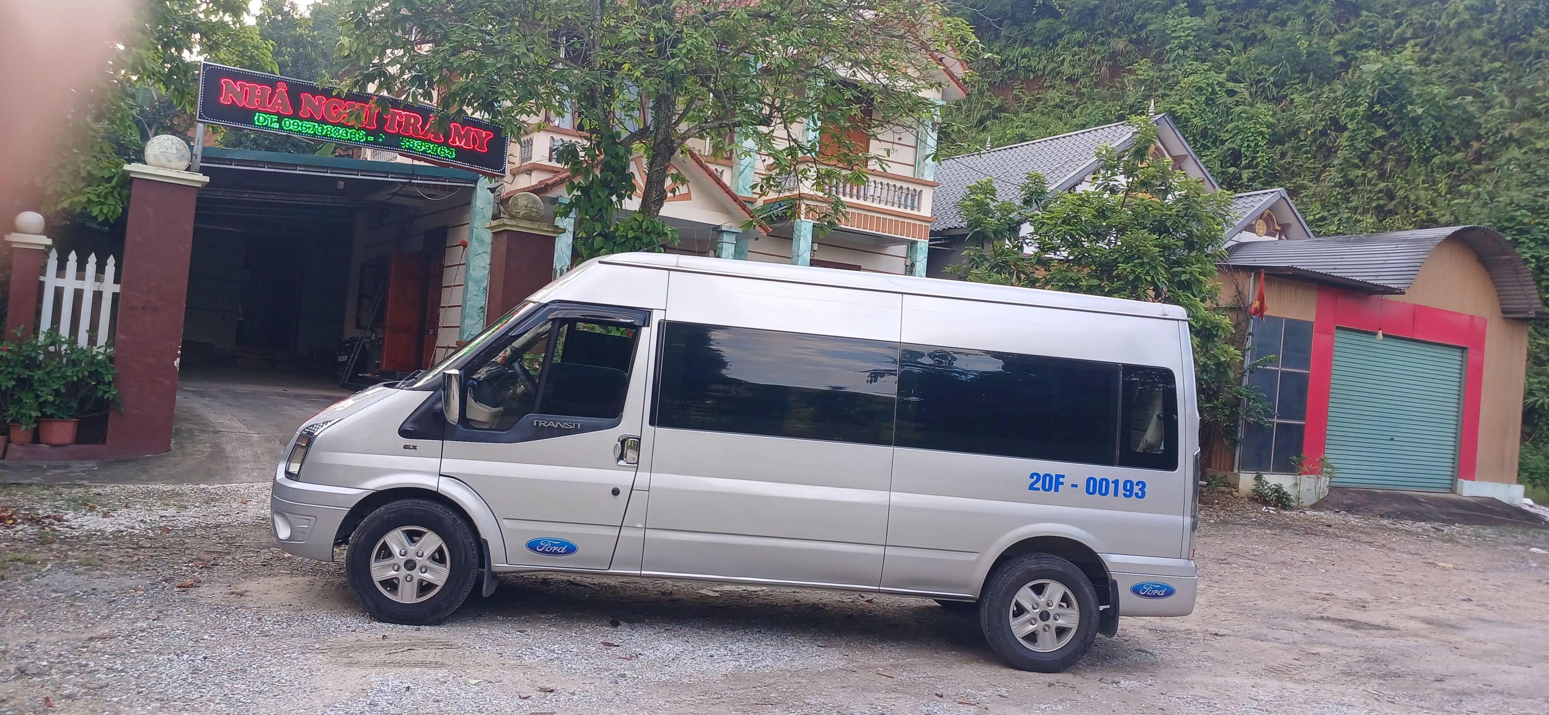 Mẫu xe Ford Transit chất lượng cao khi tìm dịch vụ thuê xe 16 chỗ tại Nha Trang