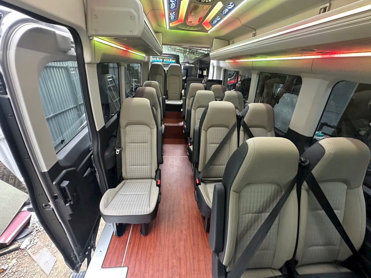 Vì Sao Nên Thuê Xe 18 Chỗ Tại TP.HCM Cho Các Chuyến Đi Tour?