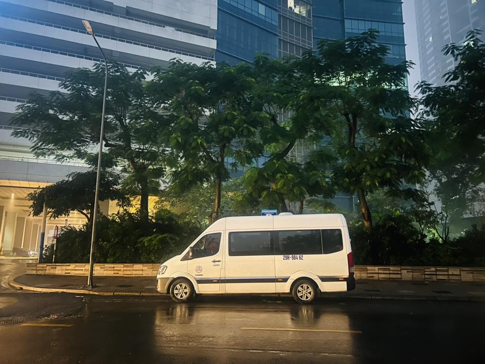 Thuê xe 16 chỗ đi tour nhóm bạn đi xa