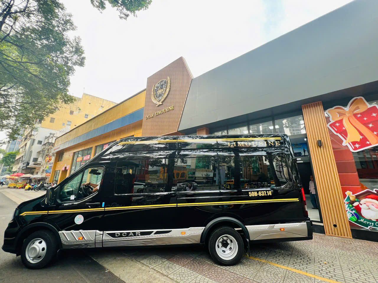 Thuê xe 16 chỗ đi tour nhóm bạn đi xa