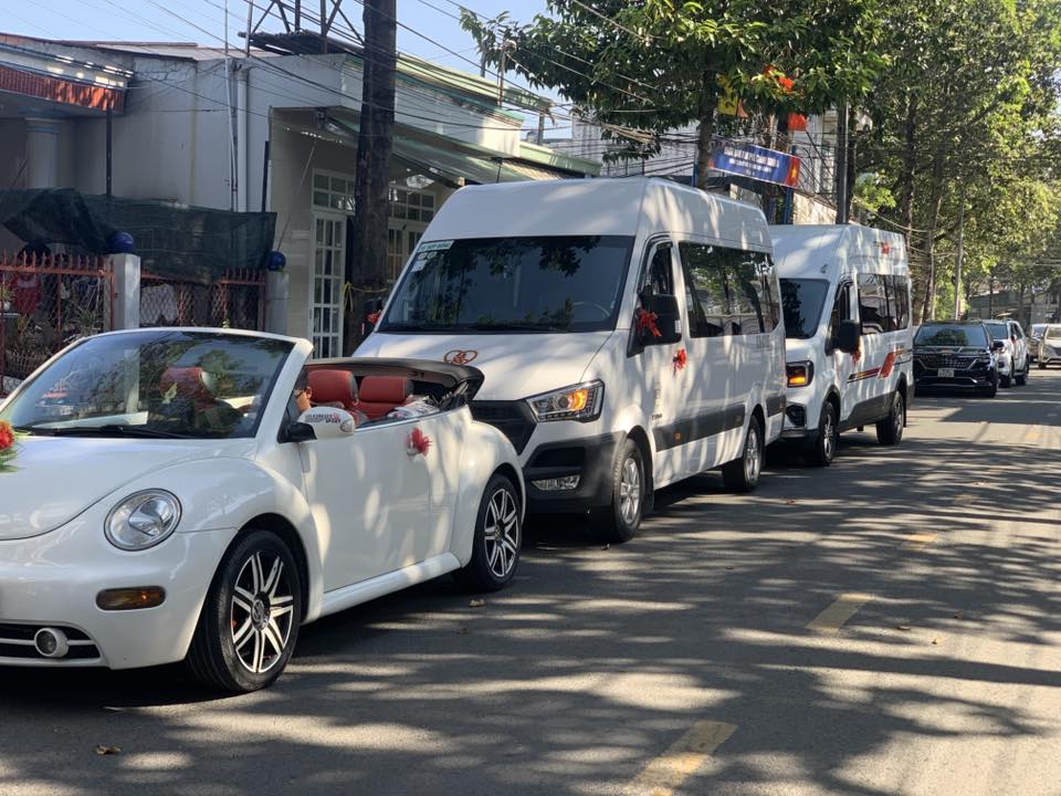 Thuê xe 16 chỗ đi tour nhóm bạn đi xa