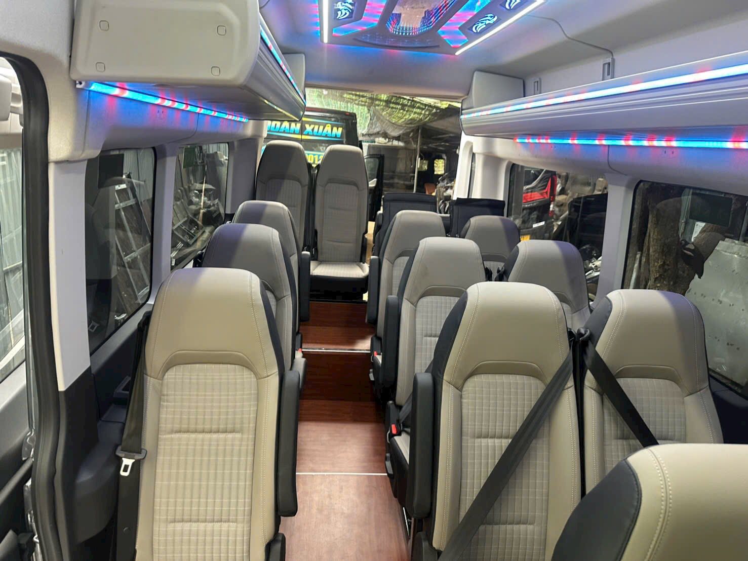 Thuê xe 18 chỗ cho chuyến đi thú vị