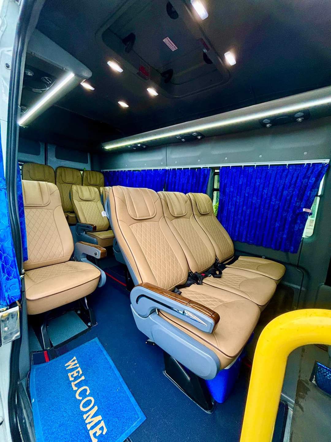 Thuê xe 18 chỗ dành cho đoàn khách rộng rãi