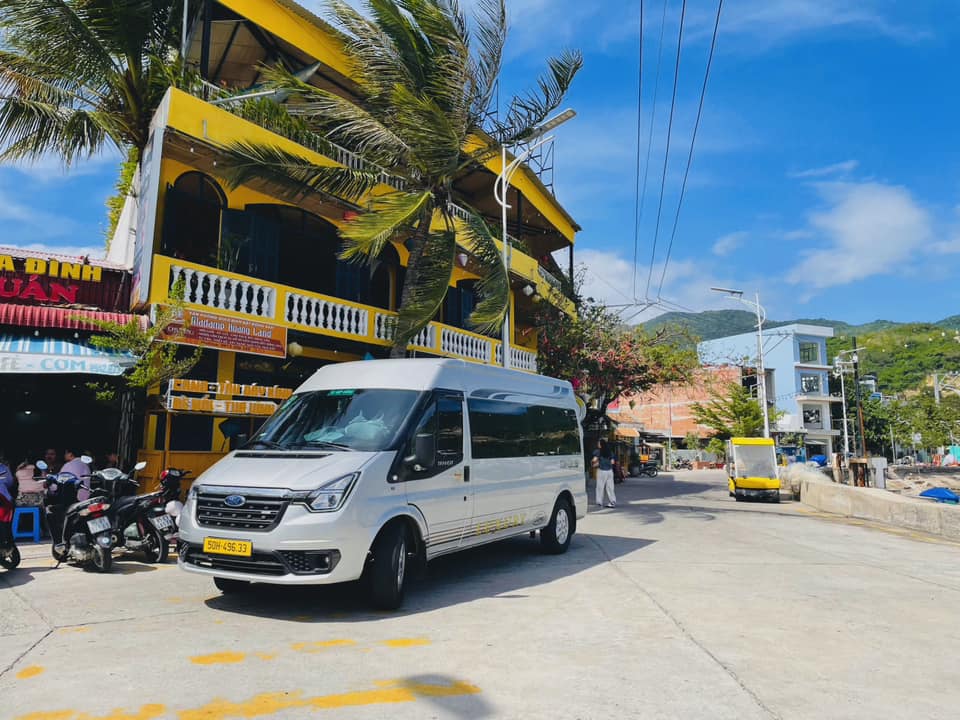 Thuê xe 18 chỗ dành cho đoàn khách rộng rãi
