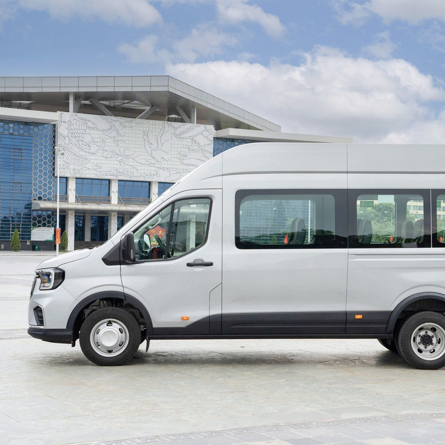 Xe 18 chỗ đi tour chợ nổi Cái Răng