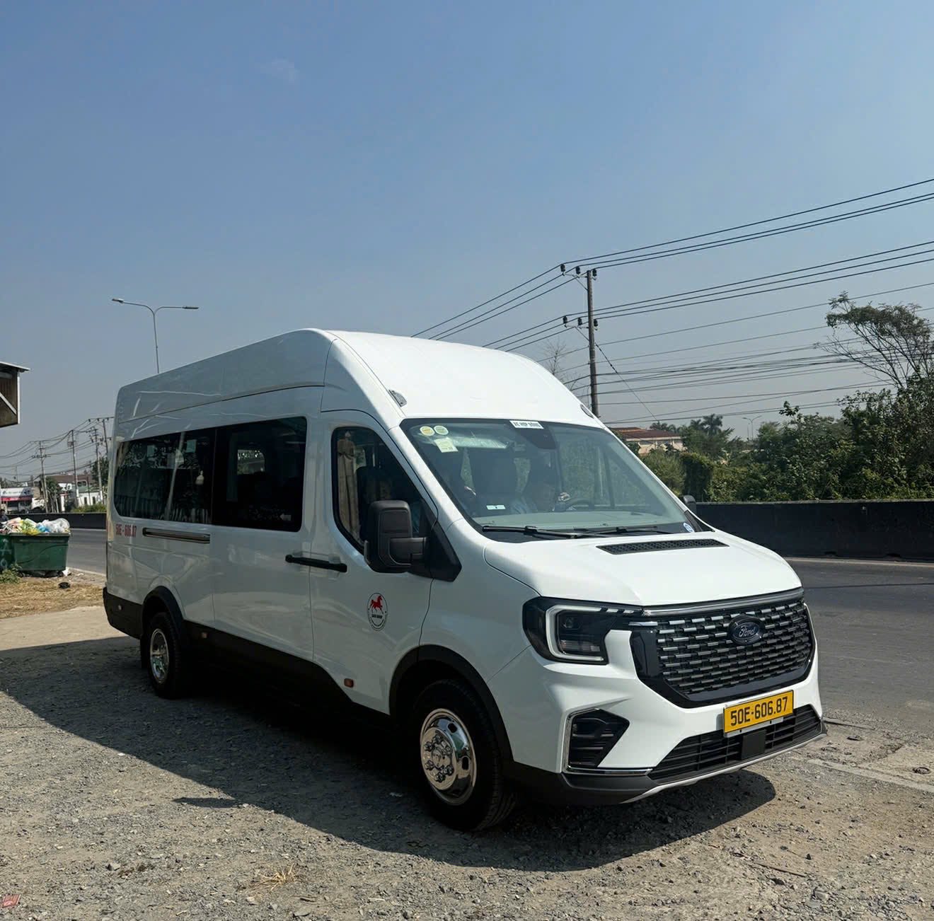 Xe 18 chỗ du lịch sông nước