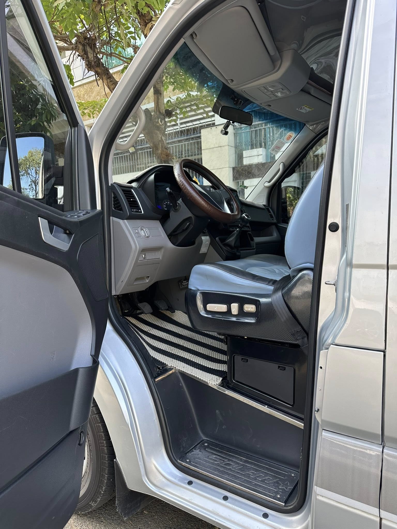 Vì Sao Bạn Nên Đặt Thuê Xe 18 Chỗ Tiện Nghi Cho Chuyến Đi Trong Ngày?