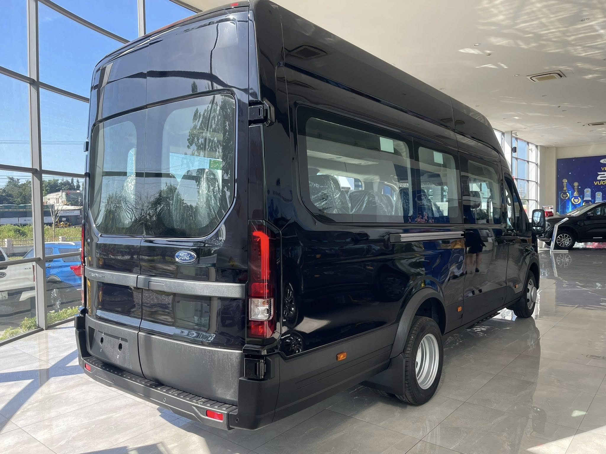 Dịch vụ cho thuê xe 16 chỗ tiện lợi