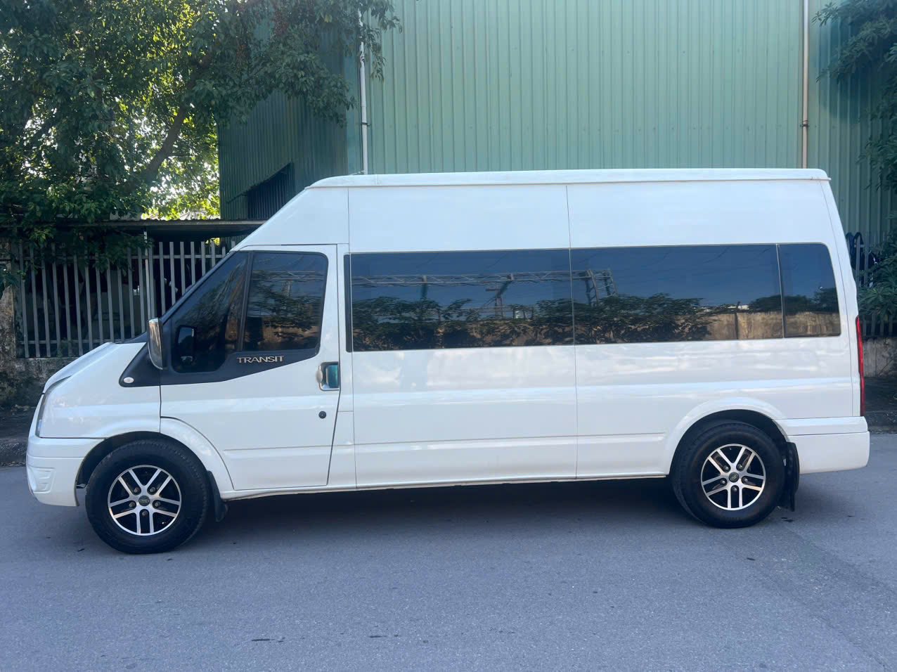 Thuê xe 16 chỗ đi tour giá tốt