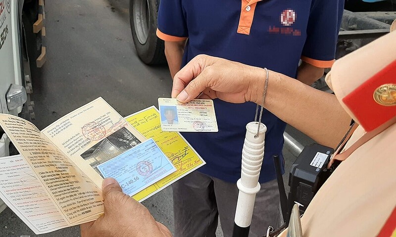 Quên mang giấy tờ xe ô tô bị phạt thế nào?