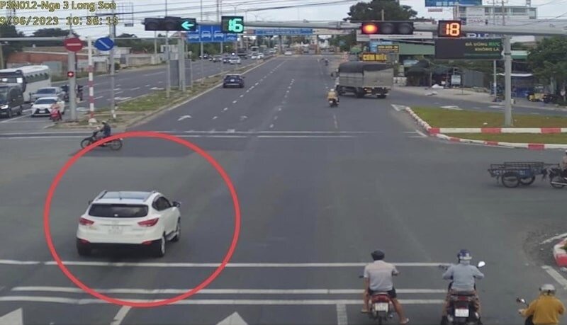 Một số câu hỏi liên quan lỗi ô tô vượt đèn đỏ