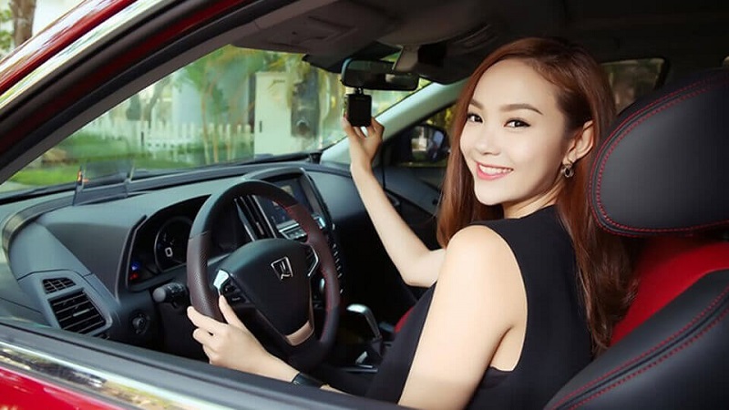 So sánh thuê xe tự lái và có tài xế, ưu và nhược điểm