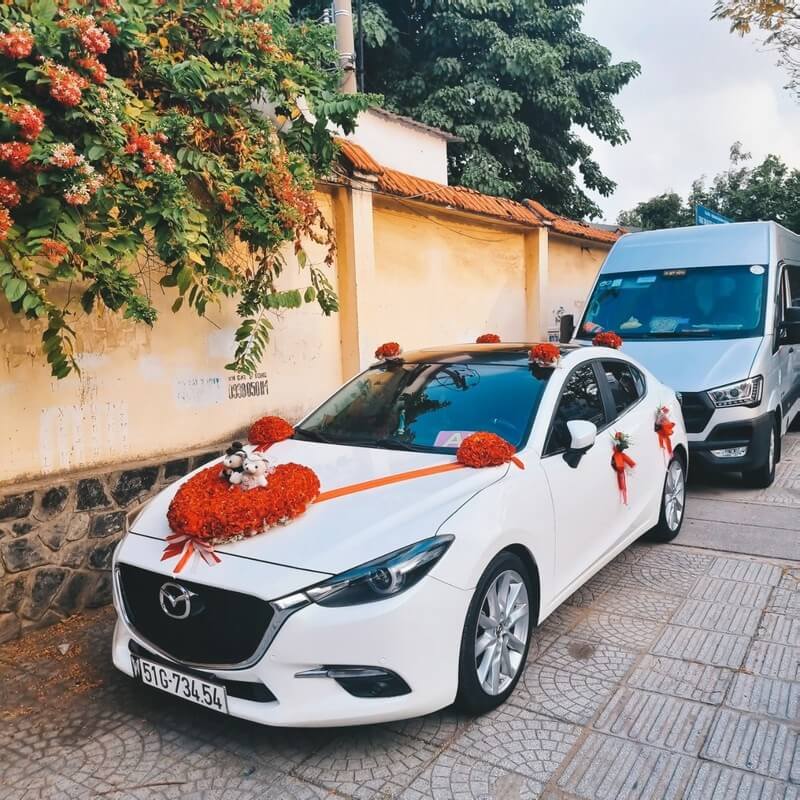 Vì sao cô dâu, chú rể nên thuê xe hoa Mazda?