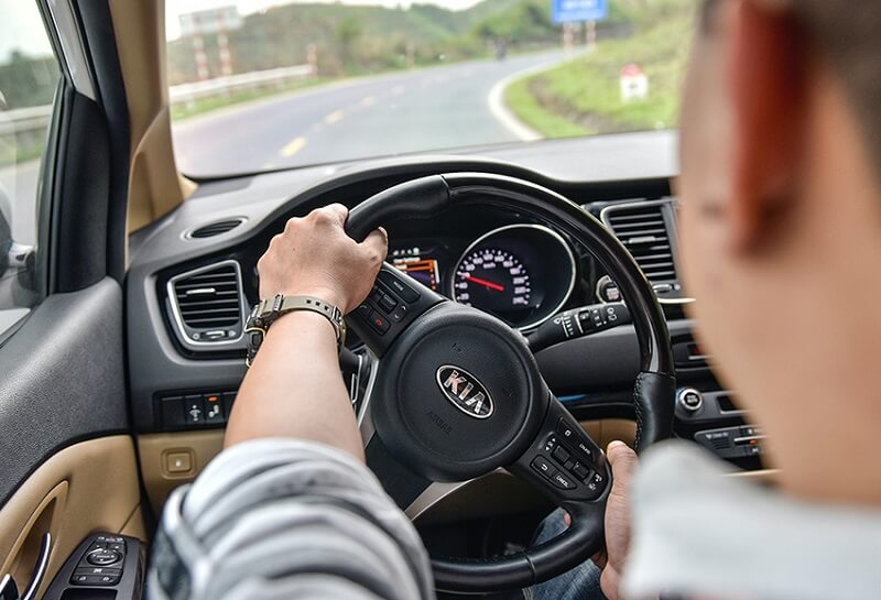 Những yếu tố ảnh hưởng đến giá thuê xe tự lái theo ngày