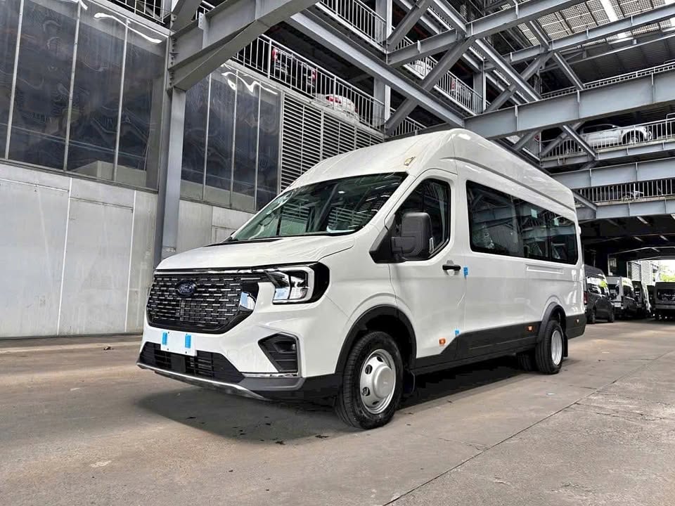 Cho thuê xe 16 chỗ Ford Transit có đáng để lựa chọn cho chuyến du lịch?