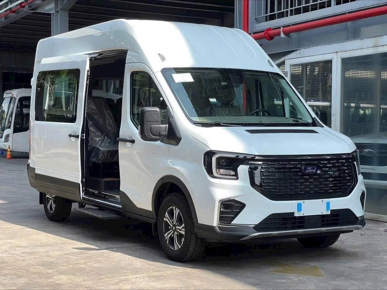 Đánh Giá Chi Tiết Các Dòng Xe Phục Vụ Thuê Xe 16 Chỗ Tại Thảo My