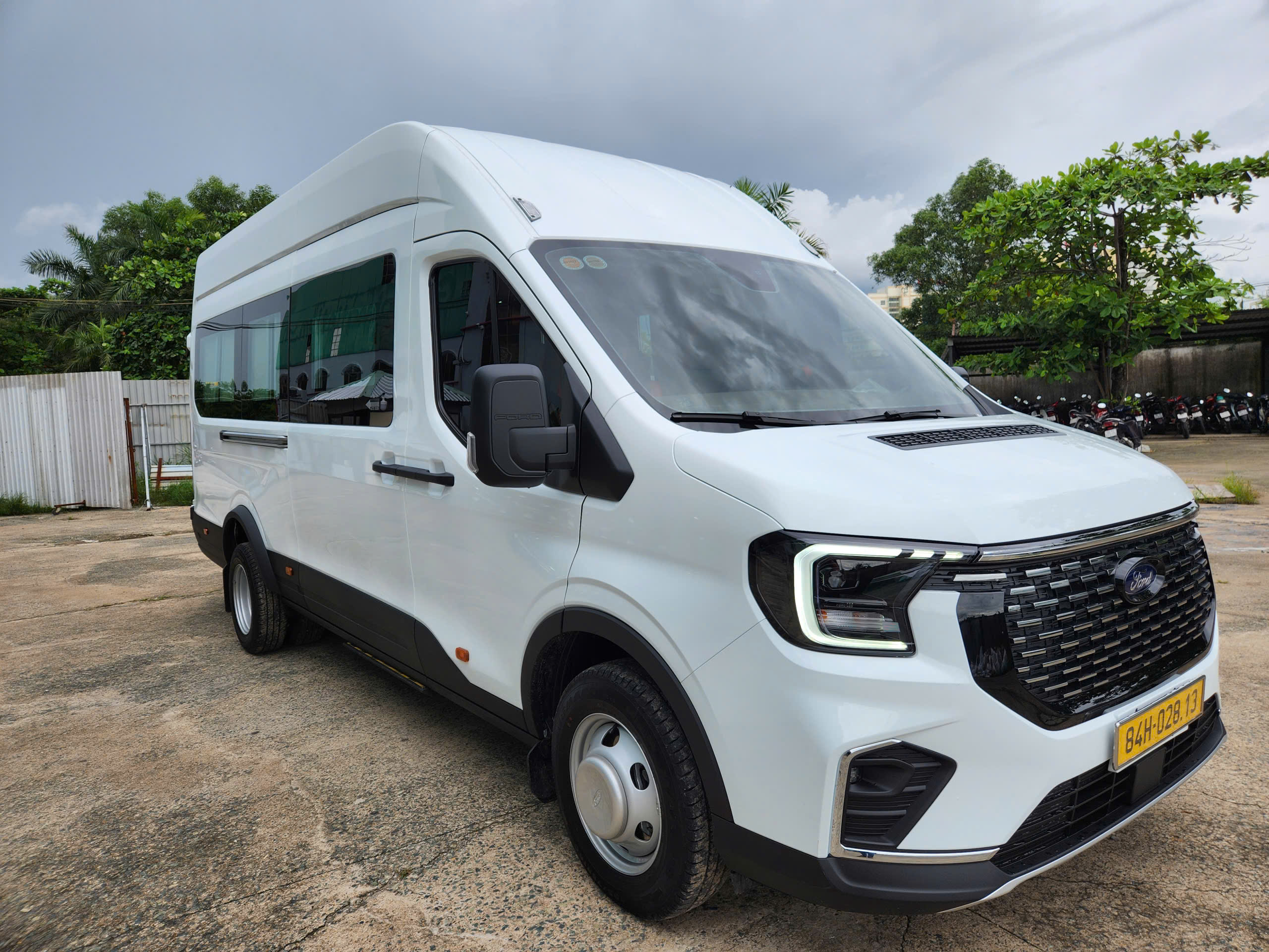 Dịch vụ cho thuê xe 18 chỗ có tài xế an toàn, đúng giờ