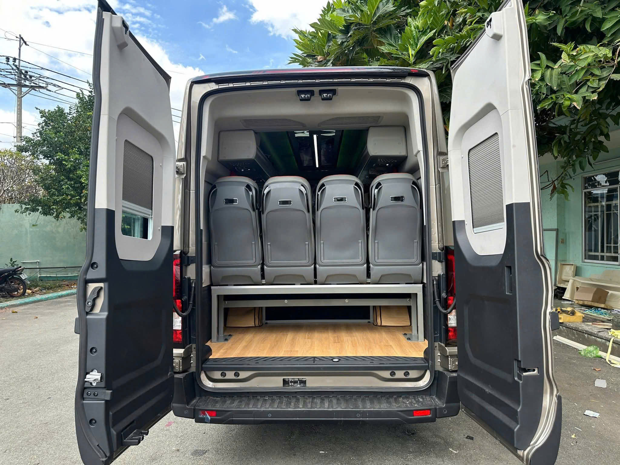 Đội Xe 18 Chỗ Đời Mới, Chất Lượng Cao tại thuê xe thảo my