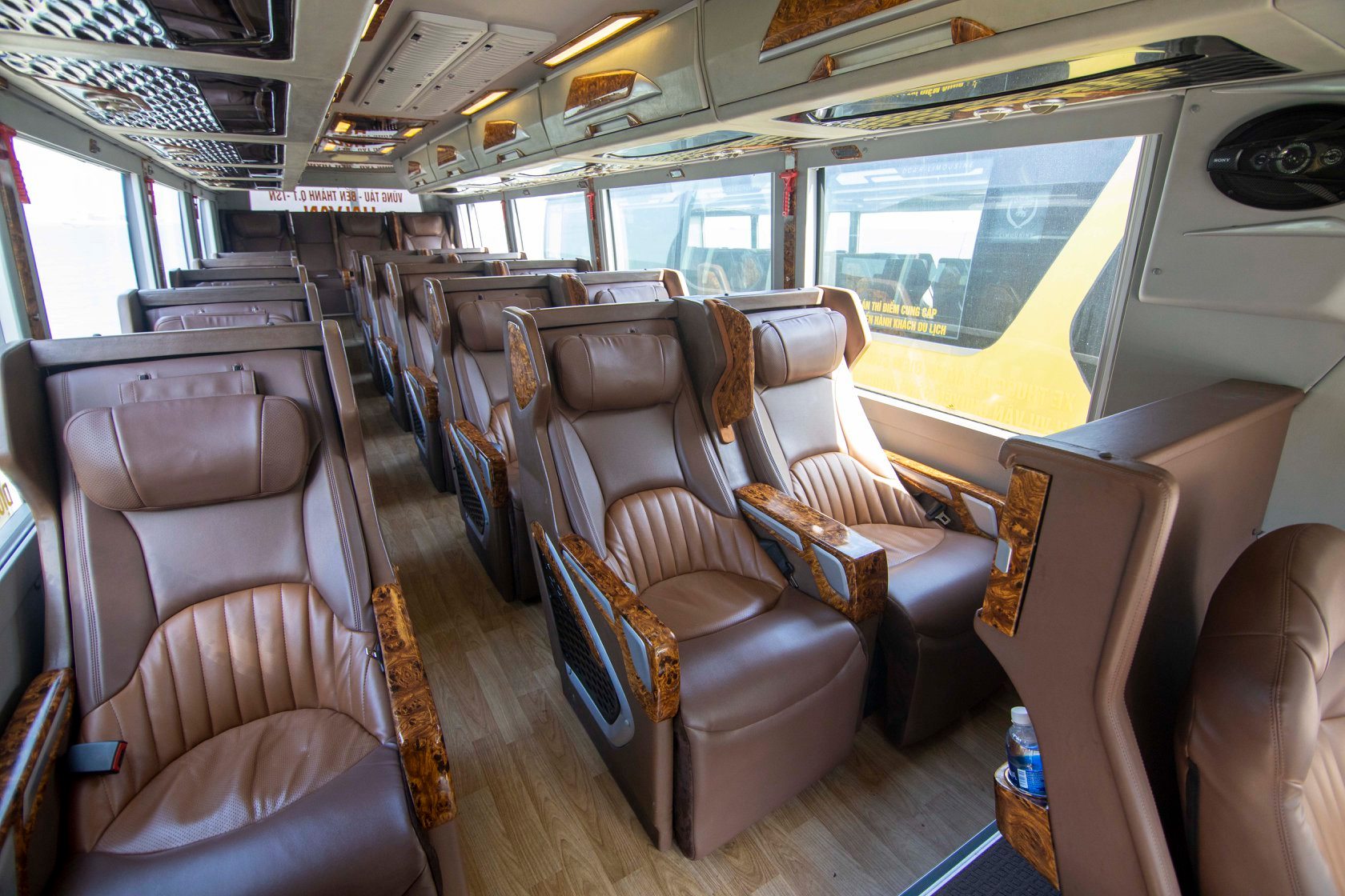 Kinh Nghiệm Thuê Xe 18 Chỗ Cho Chuyến Du Lịch Hoàn Hảo tại thuê xe thảo my