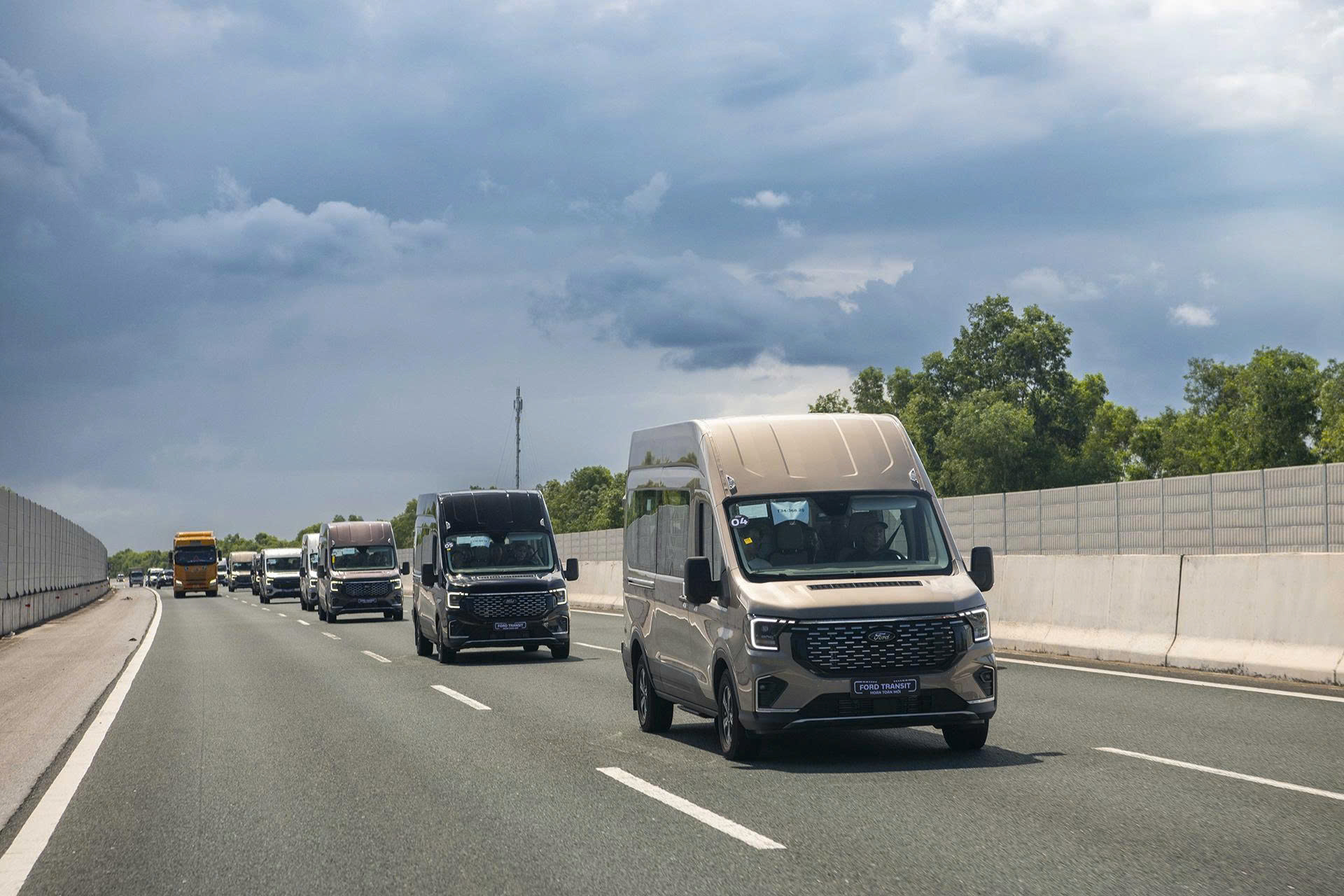 Thuê xe 18 chỗ đi du lịch, tham quan, team building