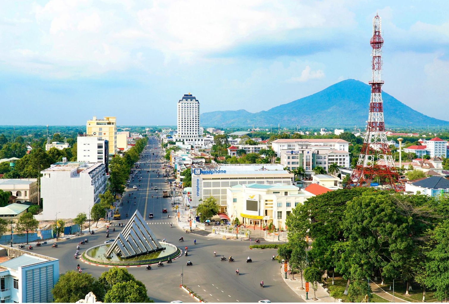Các Điểm Đến Hấp Dẫn Khi Thuê Xe 18 Chỗ Tây Ninh Cho Nhóm Đông Người